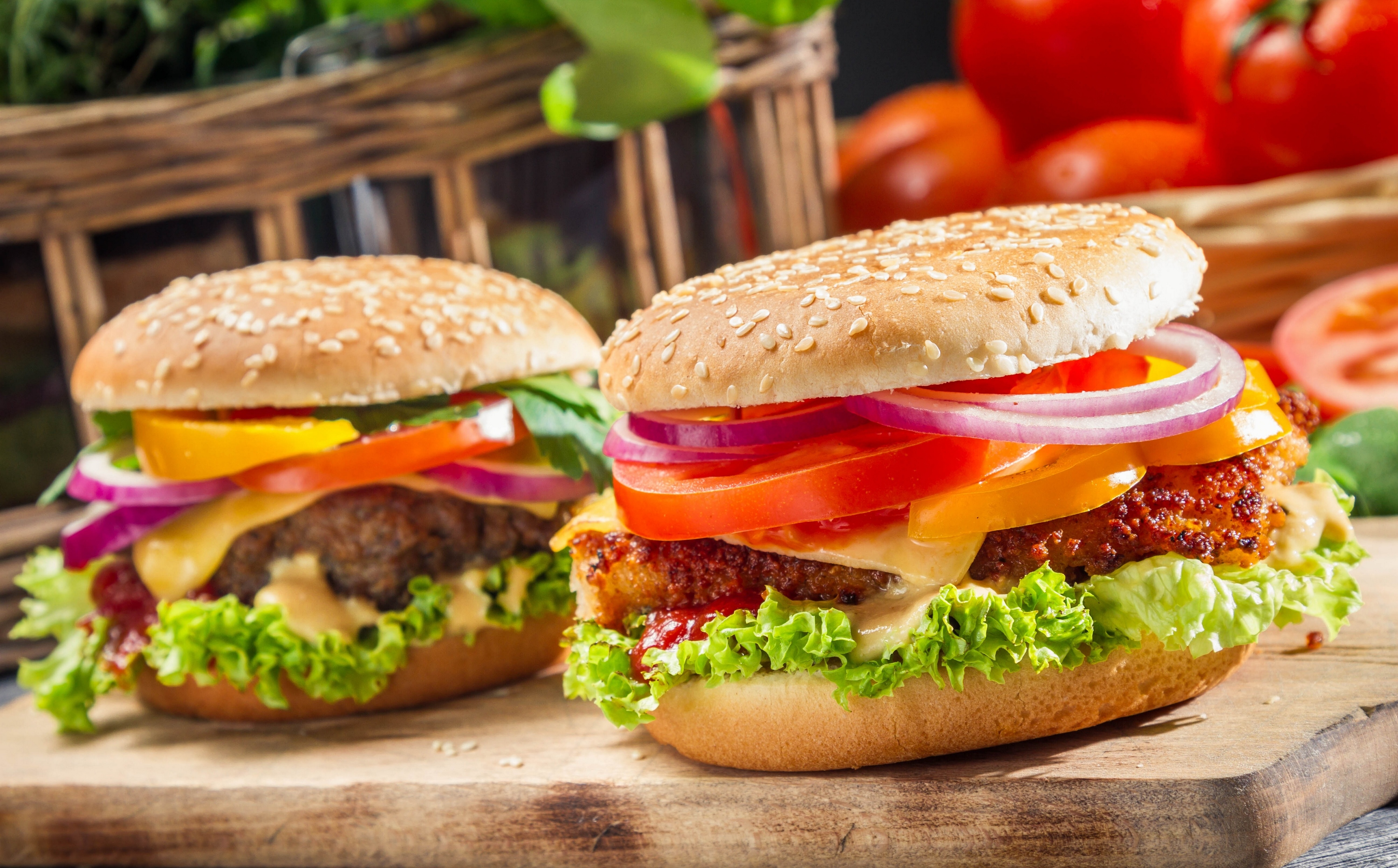 Hamburger ngoại cỡ - Đây là “đặc sản” của quán với kích cỡ bánh đủ cho 5, 6 người dùng