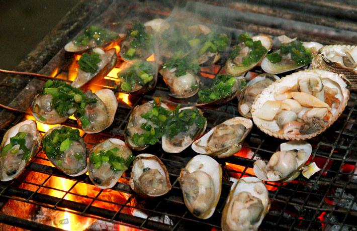 hải sản nói chung và các món tôm, nghêu, ốc, cua được xem là thực đơn ăn vặt tuyệt vời