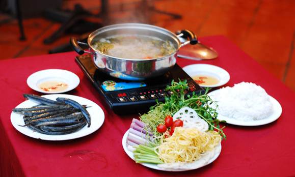 Ăn lẩu cá kèo đúng vị, ở Sài Gòn là phải đủ nước lèo, cá và rau