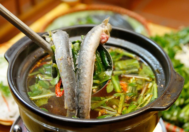  Đến Sài Gòn, mọi người có thể thưởng thức loại lẩu cá kèo ăn kèm với rau đắng