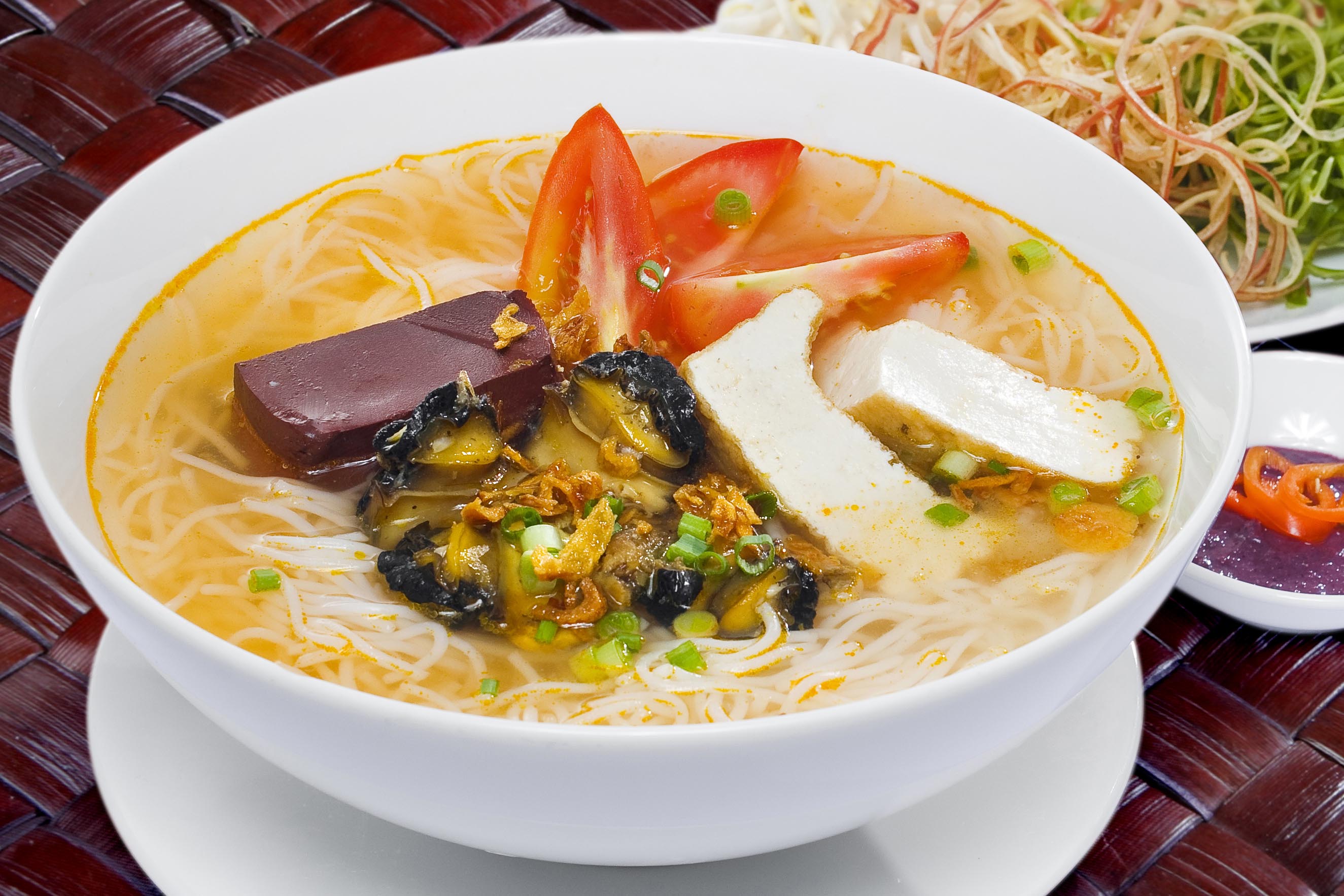 Canh bún là một trong các món ăn vỉa hè ngon rẻ ở các con hẻm Sài Gòn.