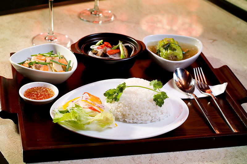 Cơm trưa Sài Gòn với nhiều món đa dạng