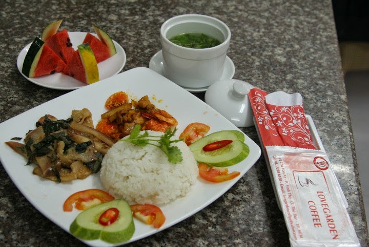 Cơm trưa Sài Gòn là món ăn quen thuộc mỗi ngày của người Việt